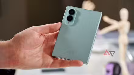 شخص يحمل هاتف Samsung Galaxy Z Fold 8
