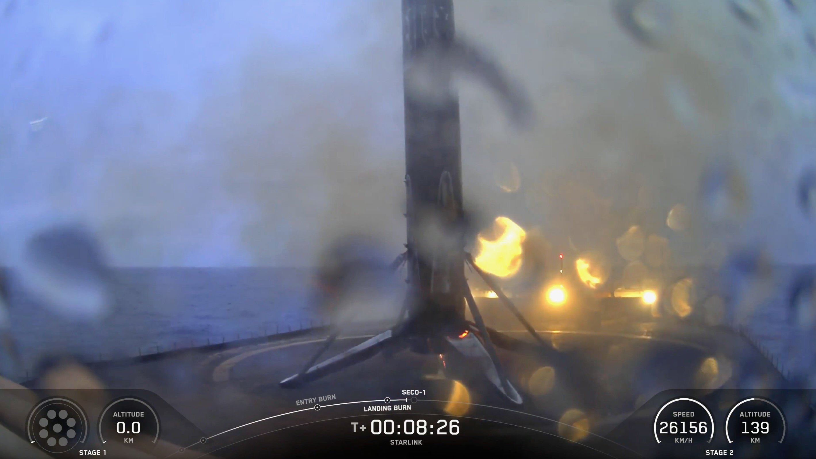 تقع المرحلة الأولى من صاروخ SpaceX Falcon 9 على متن سفينة في البحر بعد وقت قصير من إطلاق 29 قمرًا صناعيًا من طراز Starlink من قاعدة Vandenberg Space Force Base في كاليفورنيا في 10 يوليو 2026.