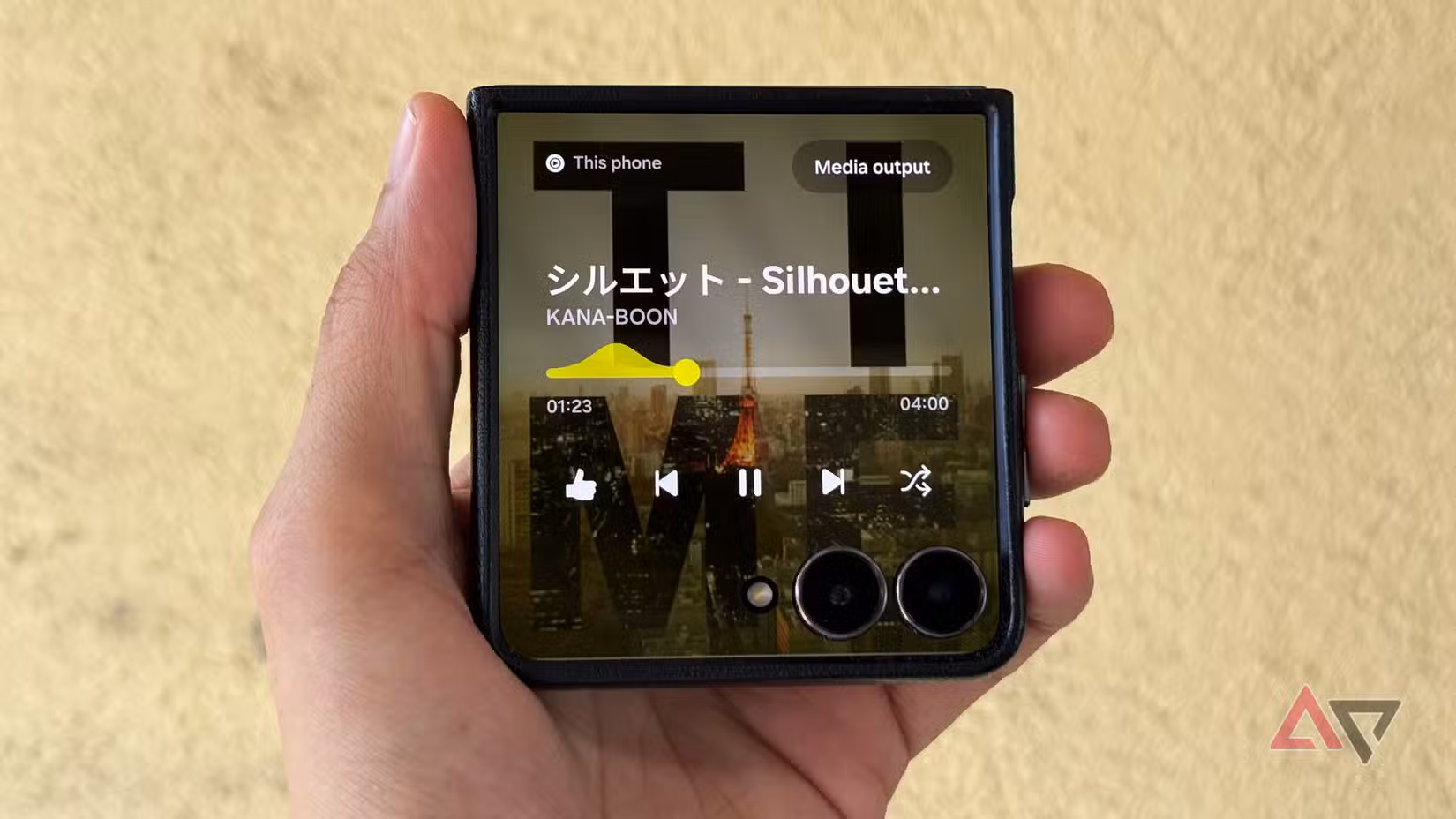 تشغيل أغنية على تطبيق YouTube Music في Samsung Galaxy Z Flip 7