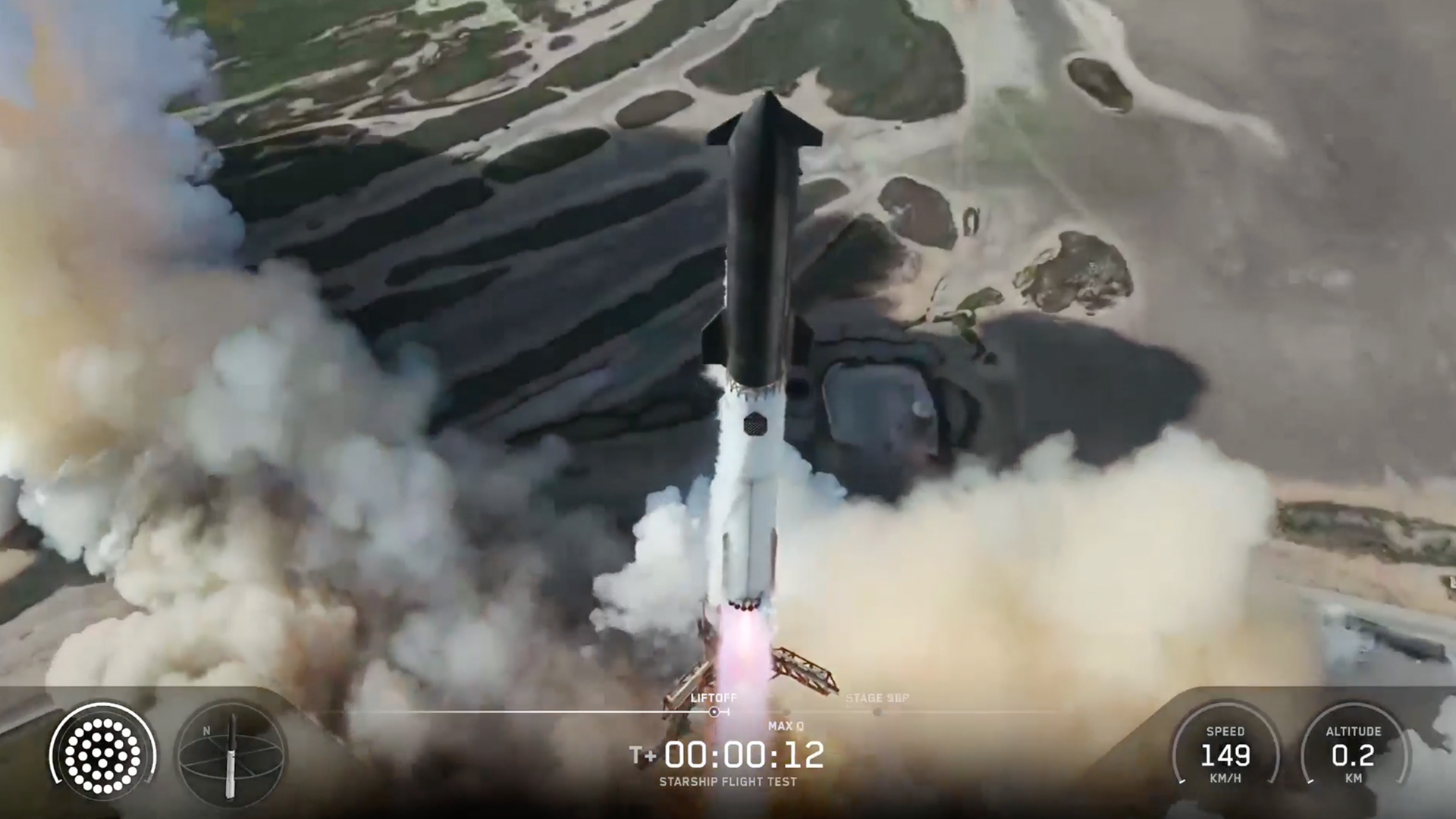 ينطلق صاروخ Spacex Starship Flight 13 الشاهق في السماء الزرقاء.