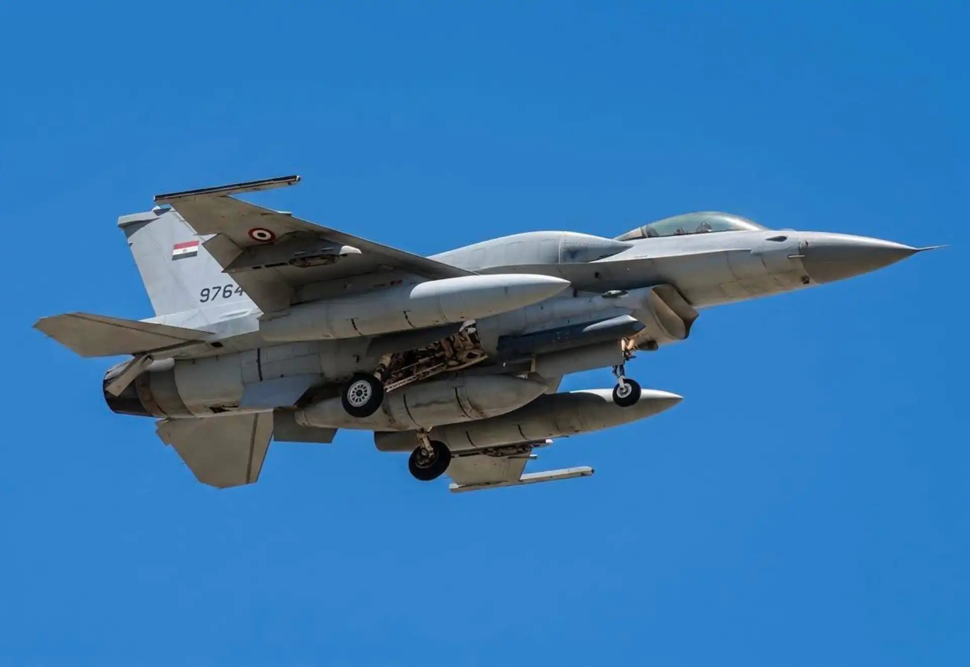 ظهور مقاتلة F 16 مصرية مزودة ببود Sniper خلال مناورات نسر الأناضول 2026 webp