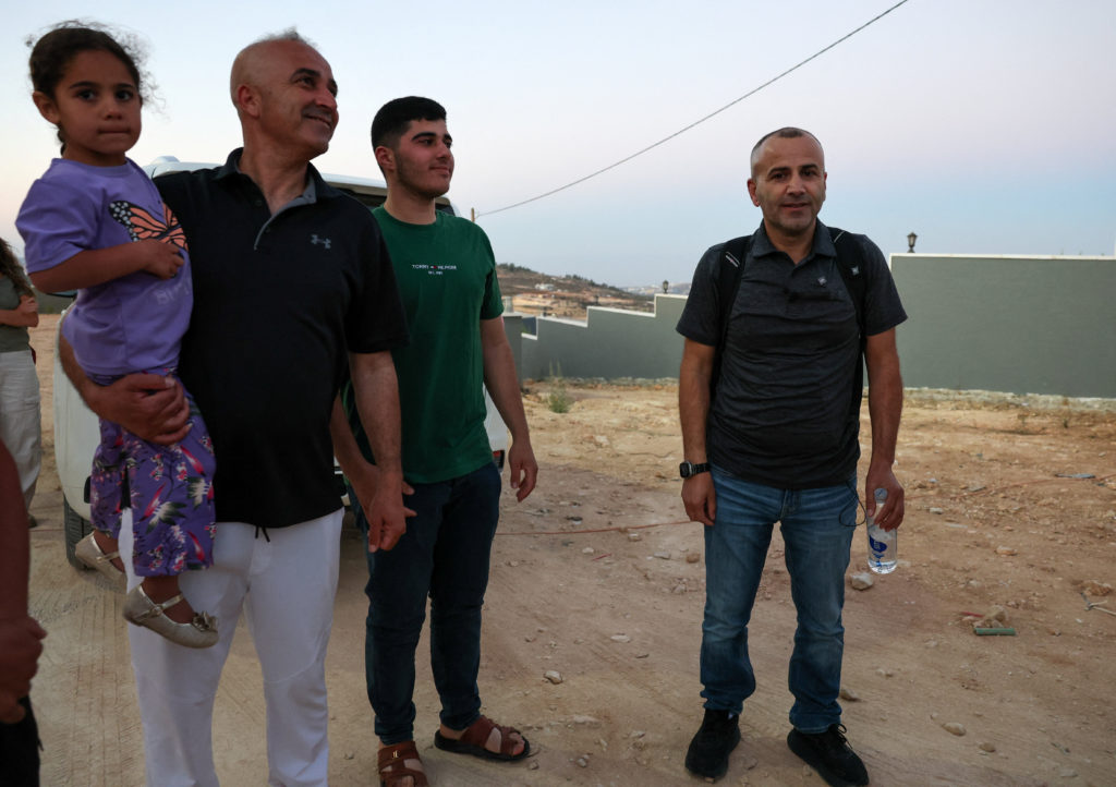 أمريكي فلسطيني يعود إلى الضفة الغربية للدفاع عن منزله الواقع تحت حصار المستوطنين الإسرائيليين