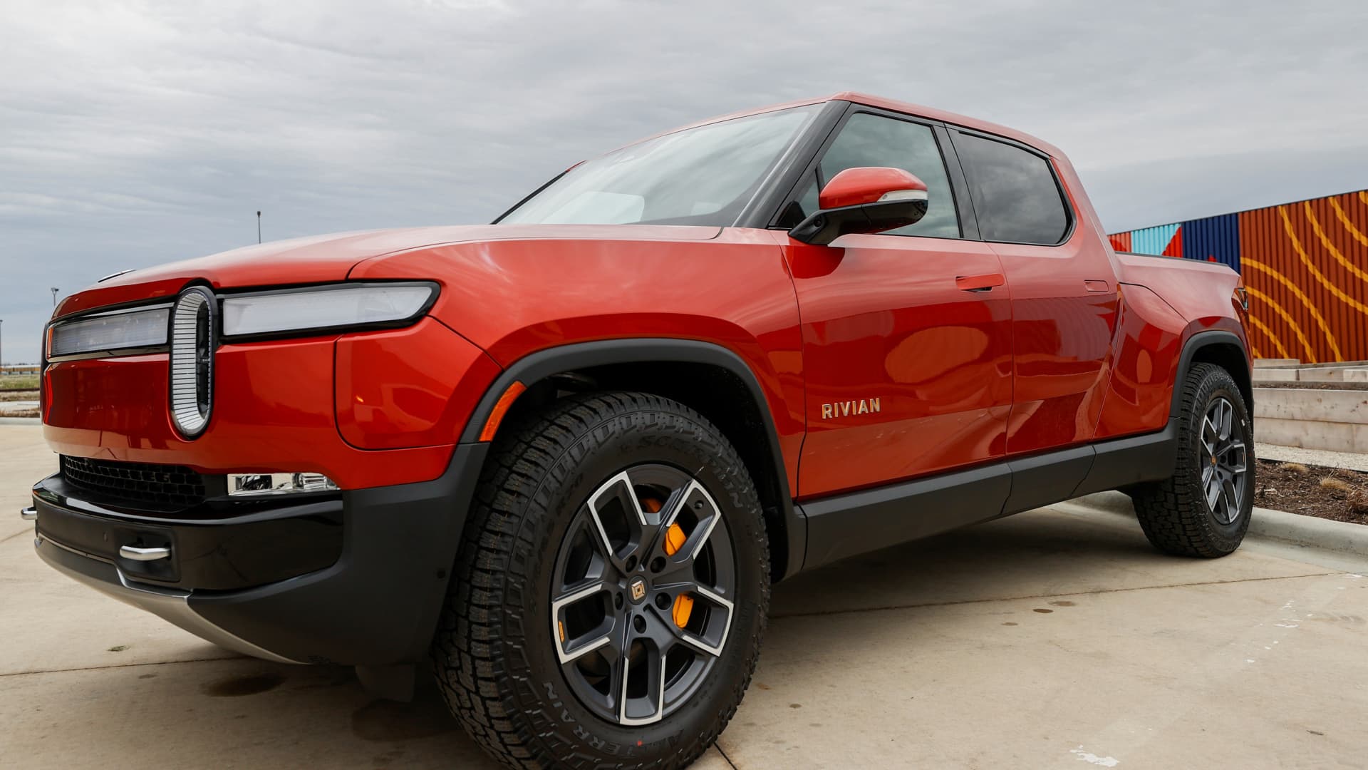 إليك كيفية مقارنة أنظمة القيادة Tesla FSD وRivian “بدون استخدام اليدين”.