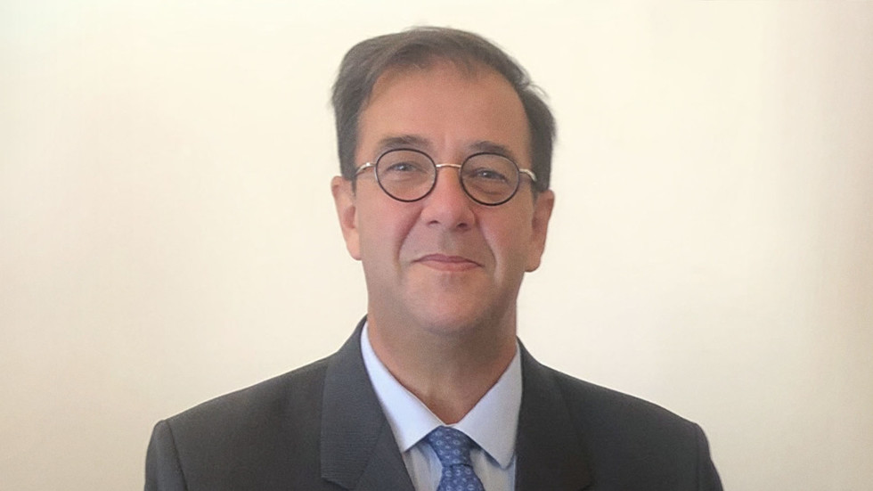 التحقيق مع السفير الفرنسي بتهمة سوء السلوك الجنسي مع عشرات النساء الأفريقيات – RT Africa