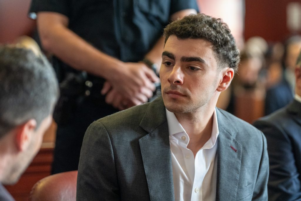 سيمثل لويجي مانجيوني أمام المحكمة بتهمة الإقرار بالذنب المتوقع في قتل الرئيس التنفيذي لشركة UnitedHealthcare