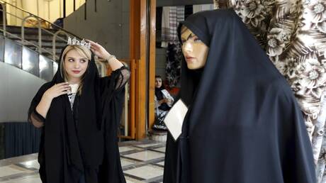 شيوع حالات عدم الالتزام بالحجاب في إيران ومسؤول كبير يتحدث عن “عري وابتذال”