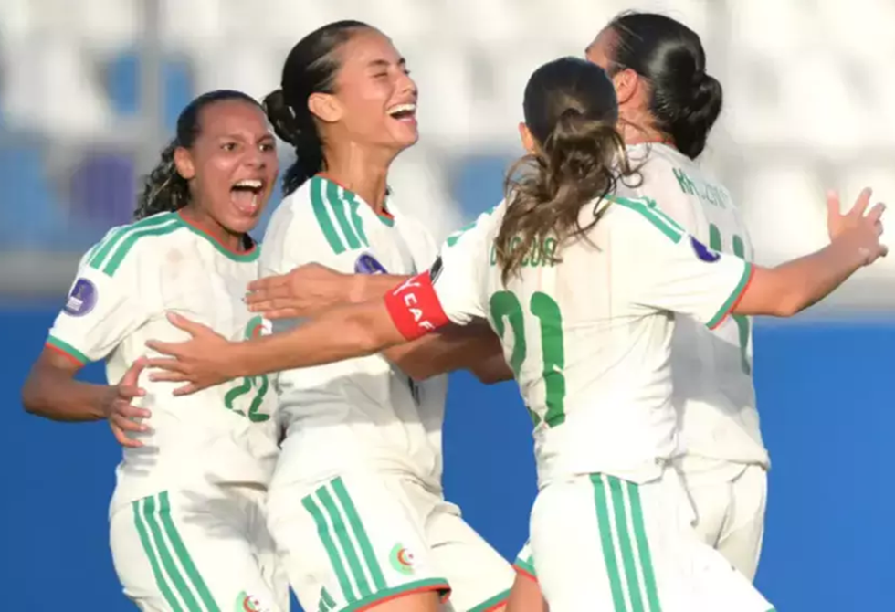 صورة مميزة: الرئيس الجزائري يهنئ منتخب بلاده للسيدات عقب إنجازه التاريخي والتأهل إلى مونديال 2027