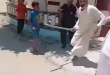 فيديو يرصد واقعة صادمة على باب مسجد في مصر.. وتحرك عاجل من الأوقاف (فيديو)