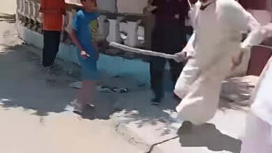 فيديو يرصد واقعة صادمة على باب مسجد في مصر.. وتحرك عاجل من الأوقاف (فيديو)
