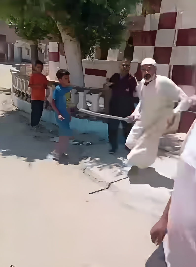 صورة مميزة: فيديو يرصد واقعة صادمة على باب مسجد في مصر.. وتحرك عاجل من الأوقاف (فيديو)