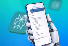 يد آلية تحمل هاتفًا يعمل بنظام التشغيل Android يشغل Google AI Edge Gallery، مع عدم وضوح شعار Perplexity في الخلفية.