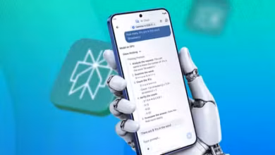 يد آلية تحمل هاتفًا يعمل بنظام التشغيل Android يشغل Google AI Edge Gallery، مع عدم وضوح شعار Perplexity في الخلفية.