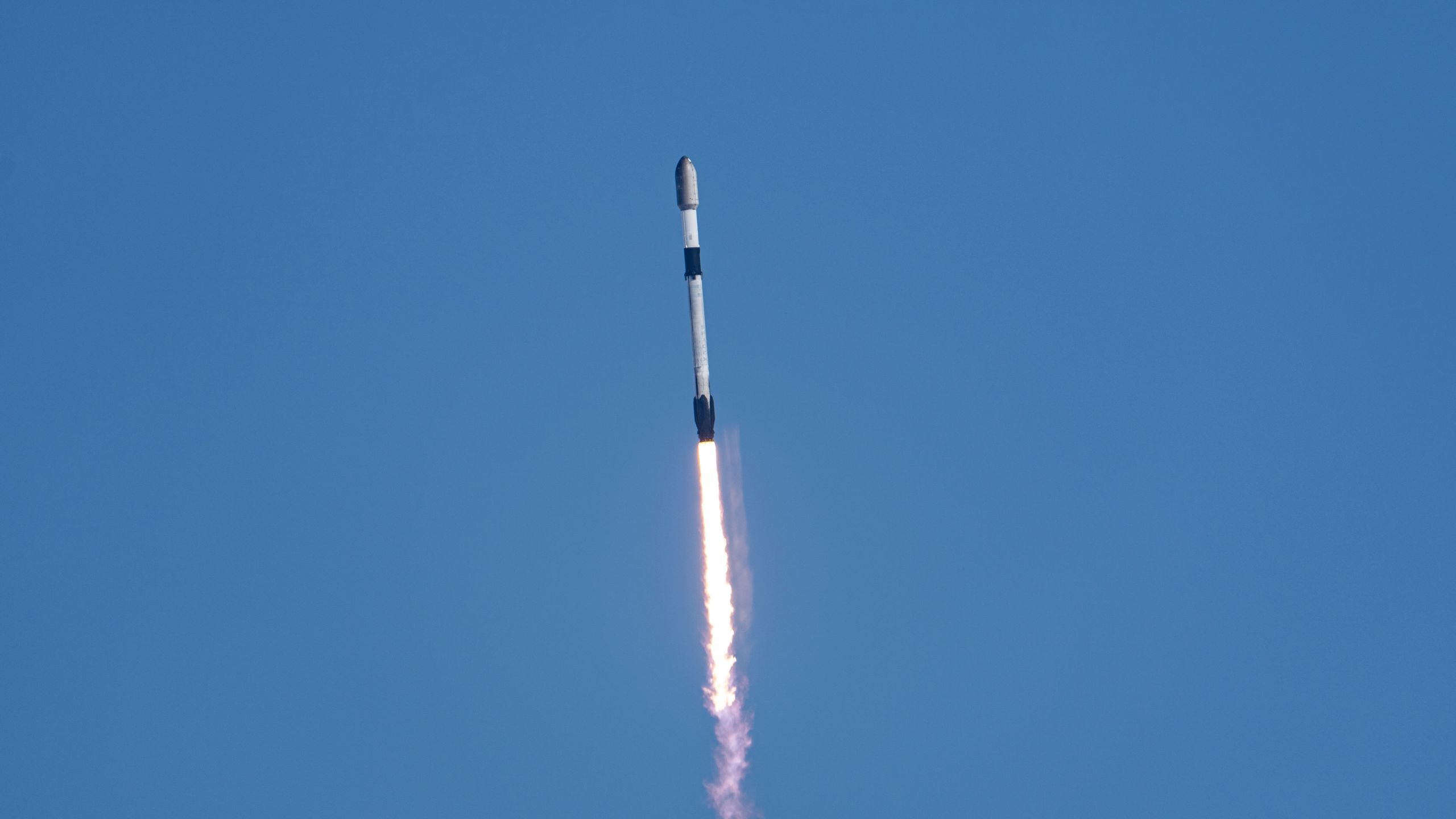 صورة مميزة: SpaceX تطلق 24 قمرا صناعيا من طراز Starlink إلى المدار من كاليفورنيا (فيديو)