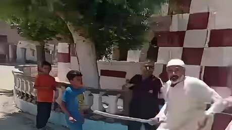 فيديو يرصد واقعة صادمة على باب مسجد في مصر.. وتحرك عاجل من الأوقاف (فيديو)