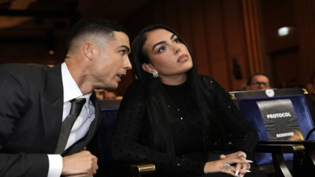 رونالدو يرد على أنباء زواجه من جورجينا ليلة السبت.. والجمهور يحتشد أمام الكاتدرائية