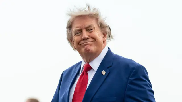 ترامب يقول إنه سيعلن مضيق هرمز “أرضاً أمريكية” ومقتل ثمانية إثر هجوم على مينا المخا اليمني