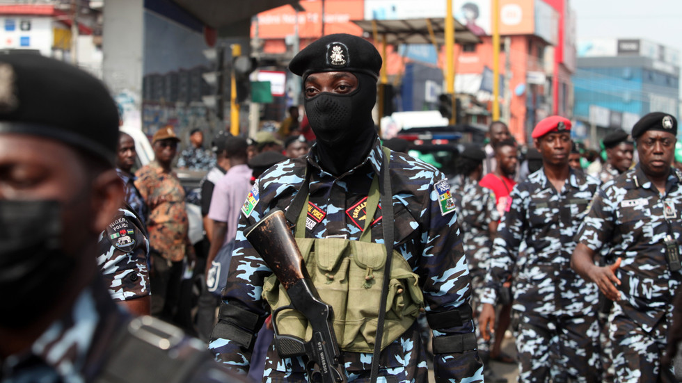 آباء نيجيريون يحتجون على أطفالهم المفقودين — RT Africa