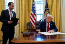 أعلن ترامب أن سكرتير موظفيه ويل شارف، الذي ساعد في الحصول على موافقة قاعة الرقص، سيكون مستشاره الجديد للبيت الأبيض
