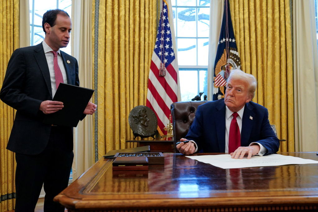 صورة مميزة: أعلن ترامب أن سكرتير موظفيه ويل شارف، الذي ساعد في الحصول على موافقة قاعة الرقص، سيكون مستشاره الجديد للبيت الأبيض