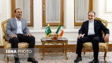إتصال هاتفي بین وزیر الخارجية وقائد الجیش الباکستاني