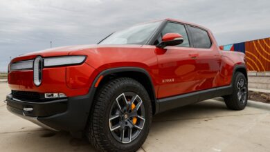 إليك كيفية مقارنة أنظمة القيادة Tesla FSD وRivian “بدون استخدام اليدين”.