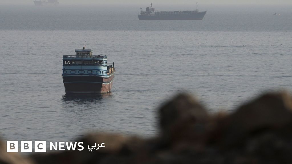 الجيش الأمريكي يستهدف سفينة خرقت حصار الموانئ، والنفط يصعد بعد إعلان إيران استمرار إغلاق هرمز - صورة مميزة صورة مميزة: الجيش الأمريكي يستهدف سفينة خرقت حصار الموانئ، والنفط يصعد بعد إعلان إيران استمرار إغلاق هرمز