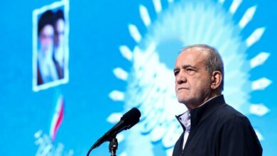 الرئیس الإیراني: الأسرى المحررون تجرعوا المعاناة لكنهم لم يتخلوا عن عزة إيران