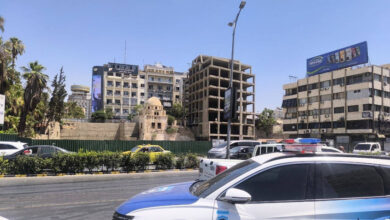 باللكمات والركلات وشد الشعر.. معركة نسائية تتحول إلى فوضى داخل مطعم فاخر (فيديو)
