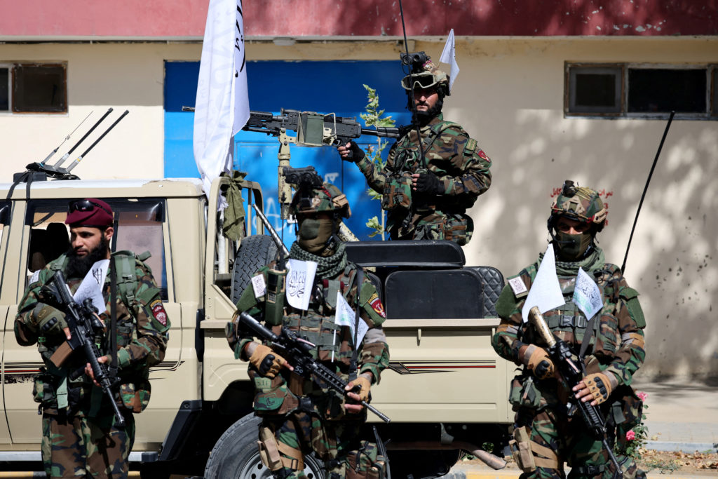 بينما يحتفل قادة طالبان بمرور خمس سنوات على توليهم السلطة في أفغانستان، مسؤول بالأمم المتحدة يحذر من أزمة حقوقية