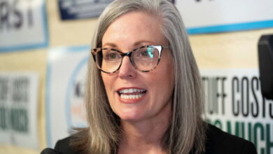 ترفض شركة Arizona AG توجيه الاتهام إلى الحاكمة كاتي هوبز بشأن مزاعم الدفع مقابل اللعب