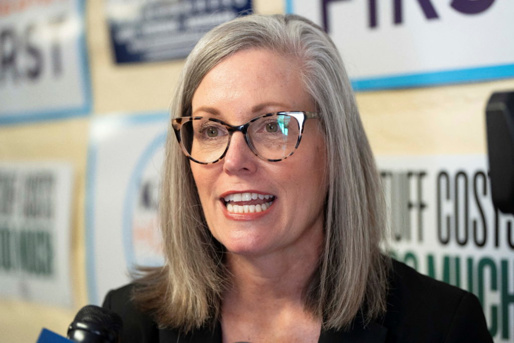 ترفض شركة Arizona AG توجيه الاتهام إلى الحاكمة كاتي هوبز بشأن مزاعم الدفع مقابل اللعب