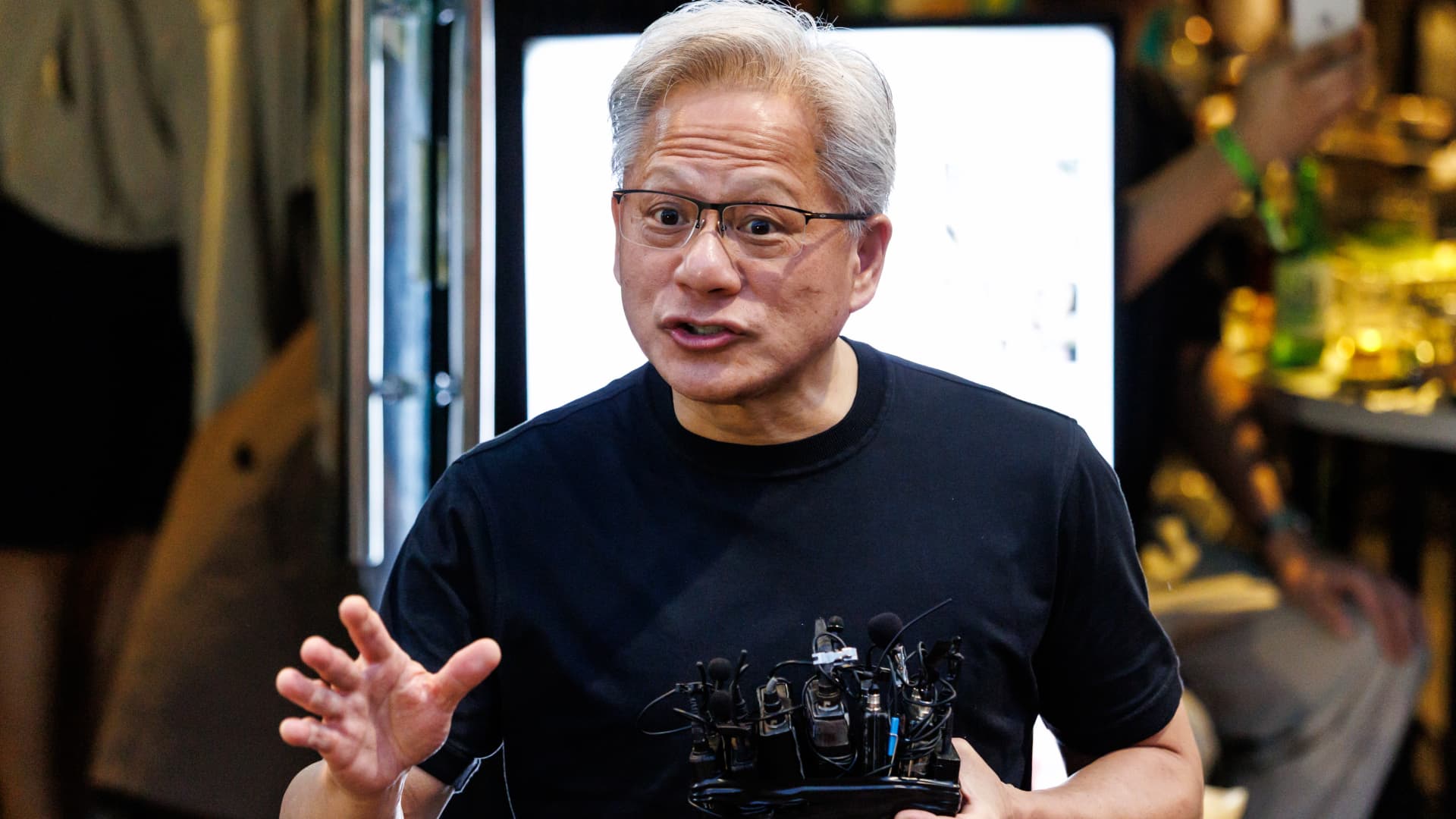 تمويل Nvidia بقيمة 500 مليار دولار للذكاء الاصطناعي: خطة Jensen Huang تواجه مخاطر الصين - صورة مميزة صورة مميزة: تمويل Nvidia بقيمة 500 مليار دولار للذكاء الاصطناعي: خطة Jensen Huang تواجه مخاطر الصين