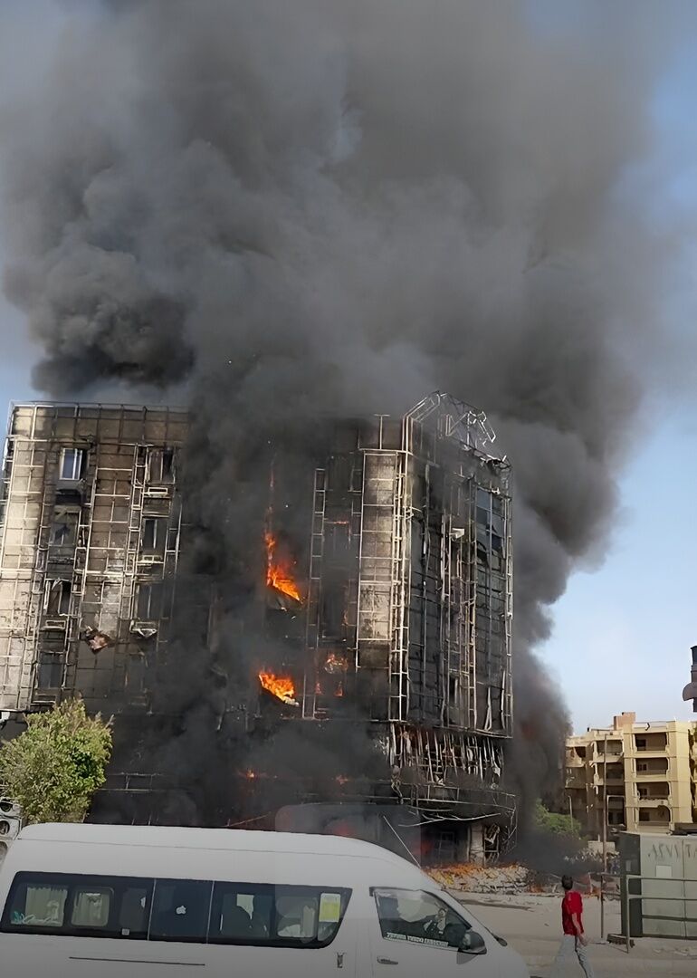 صورة مميزة: حريق هائل يلتهم مجمعا تجاريا في مصر (فيديو)