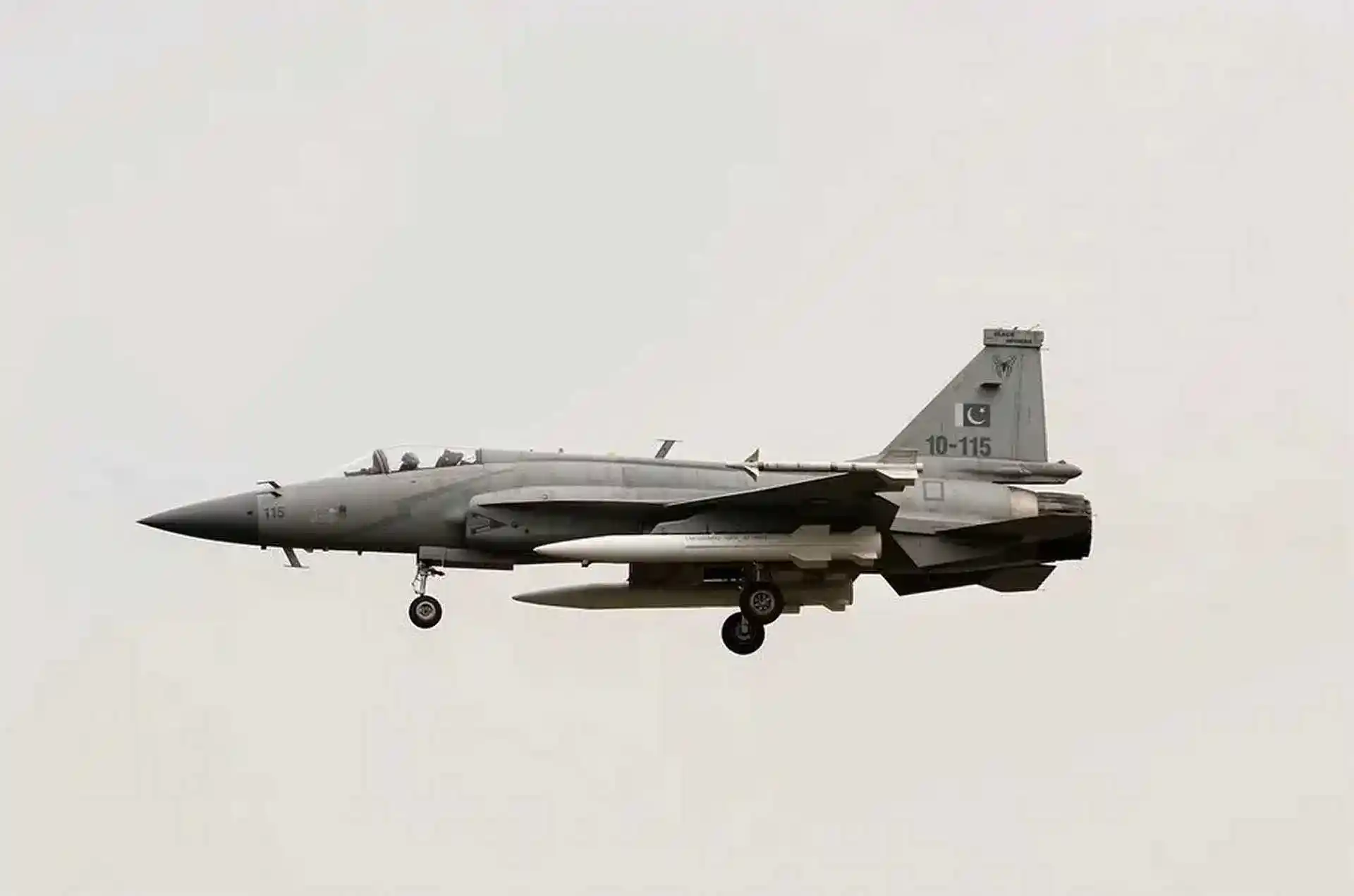 دولة إفريقية تقترب من صفقة ضخمة لشراء 24 مقاتلة JF-17 Block III من باكستان
