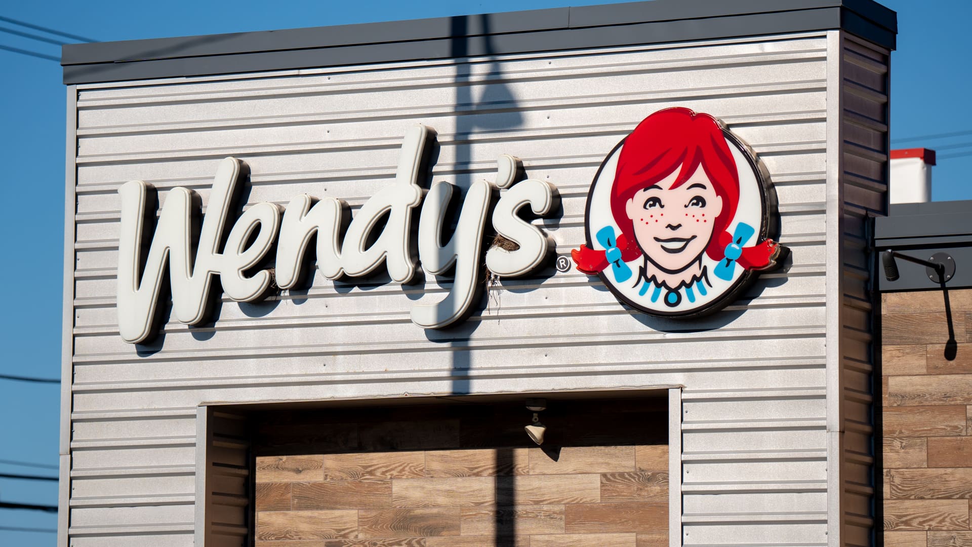 سهم Wendy يقفز بعد تقرير عرض الاستحواذ على Nelson Peltz