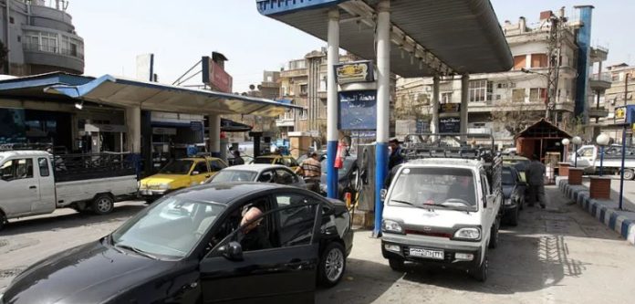 طوابير البنزين تعود إلى سوريا.. ومحطات مغلقة رغم الشحنات