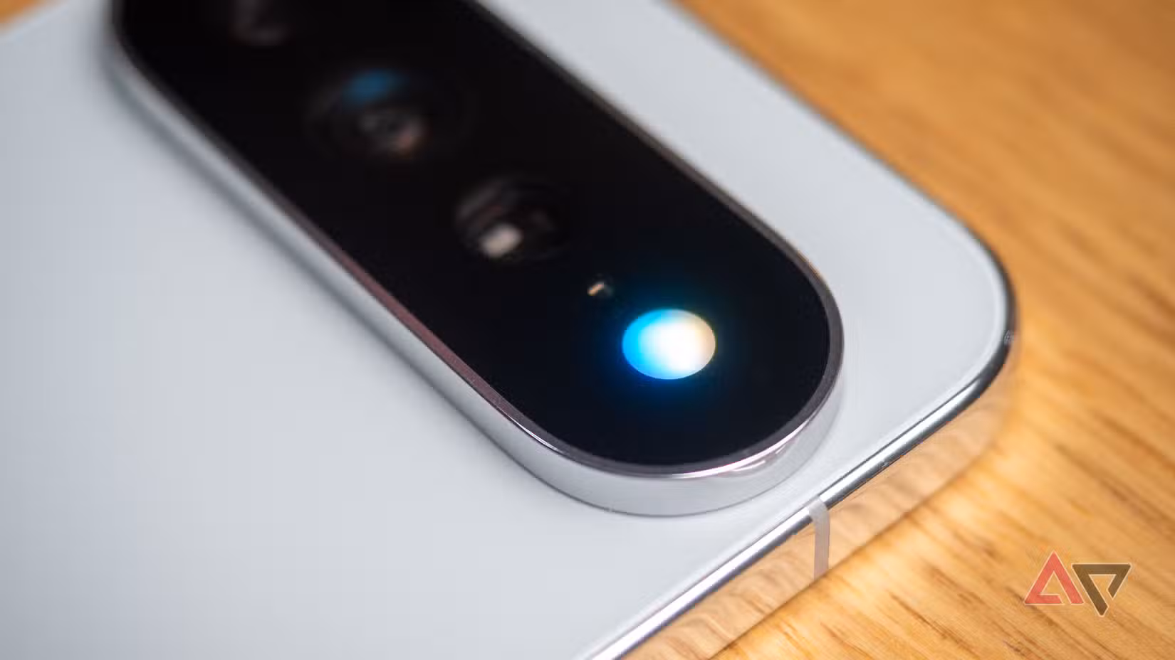 لقد فهمت أخيرًا سبب قيام Google بإعادة ضوء الإشعارات إلى Pixel 11 Pro