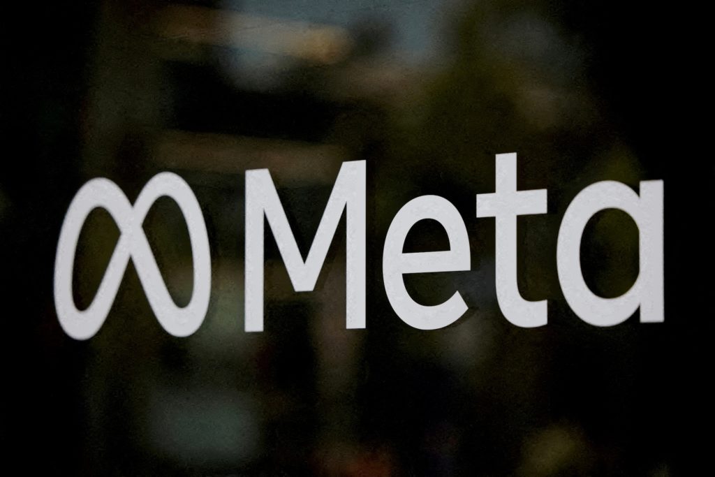 لماذا تدعي الدول أن Meta صممت ميزات إدمانية للأطفال