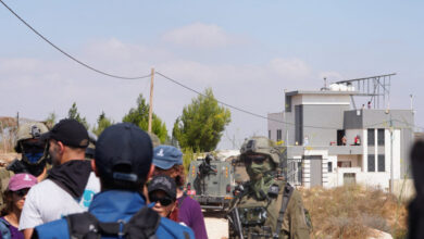 ويخشى الفلسطينيون المحاصرون في قرية قصرة بالضفة الغربية أن يستولي المستوطنون الإسرائيليون على منازلهم