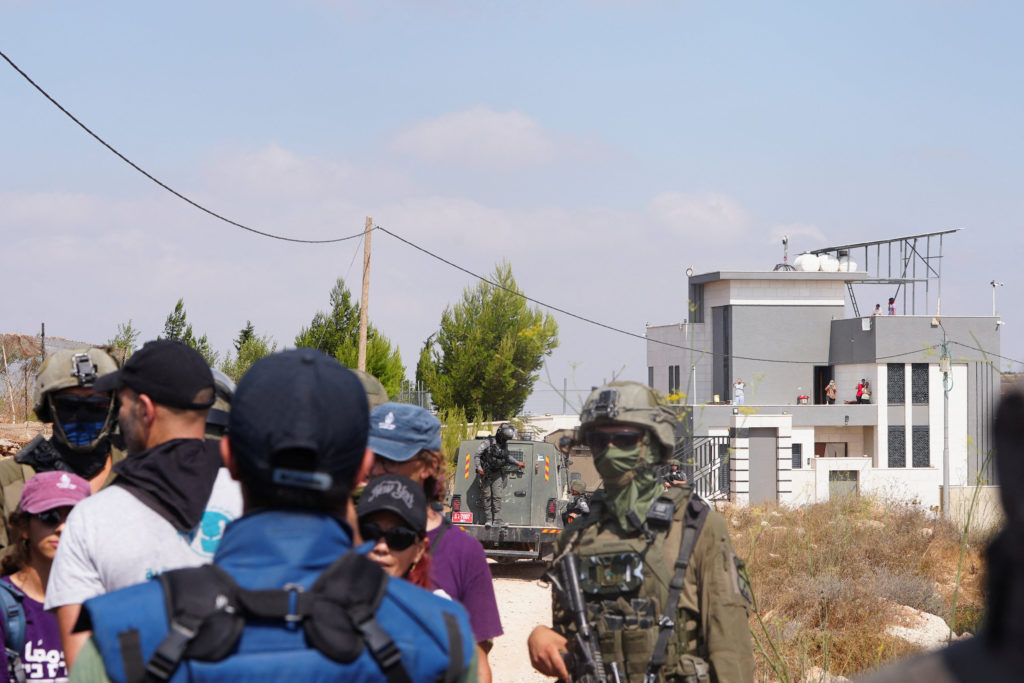 ويخشى الفلسطينيون المحاصرون في قرية قصرة بالضفة الغربية أن يستولي المستوطنون الإسرائيليون على منازلهم