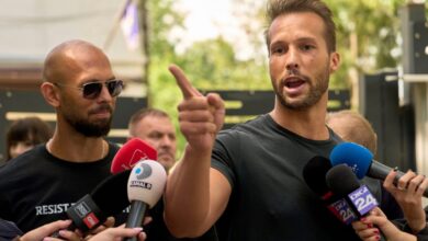 يؤجل القاضي جلسة الاستماع بشأن ما إذا كان ينبغي للأخوين تيت البقاء في الحجز أثناء مكافحتهما لتسليم المجرمين
