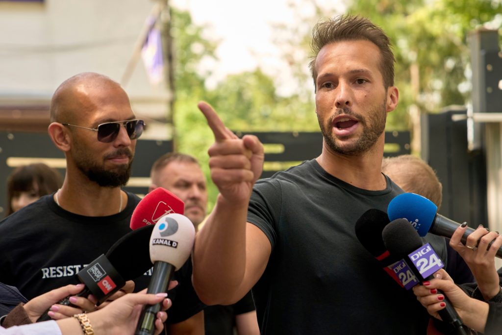 يؤجل القاضي جلسة الاستماع بشأن ما إذا كان ينبغي للأخوين تيت البقاء في الحجز أثناء مكافحتهما لتسليم المجرمين