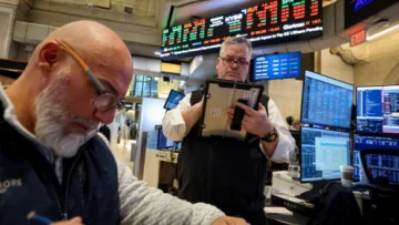 عاجل: موجة هبوط على أسهم قيادية في وول ستريت مع تراجع «ألفابت» 3.8% و «أوراكل» 3.1% و «أمازون» 2.2% وهبوط أسهم الرقائق بقيادة «برودكوم» 2.6% و«مايكرون» 2.2% و«إنفيديا» 1.5% وسط عمليات جني أرباح واسعة