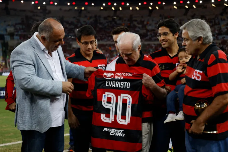 ريو دي جانيرو، البرازيل - 11 يونيو: أشاد مدرب فلامنجو ماركوز براز واللاعب فيليبي لويز بمدرب فلامنجو السابق وإيفاريستو دي ماسيدو البالغ من العمر 90 عامًا قبل المباراة بين فلامينجو وجريميو كجزء من برازيليراو 2023 على ملعب ماراكانا في 11 يونيو 2023 في ريو دي جانيرو بالبرازيل. (تصوير فاغنر ماير/ غيتي إيماجز)