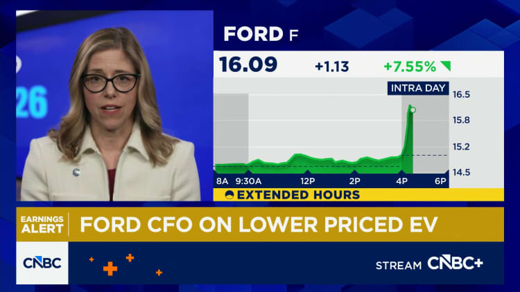 يتحدث Ford CFO Sherry House عن الأرباح مع ارتفاع الأسهم في التداول الممتد