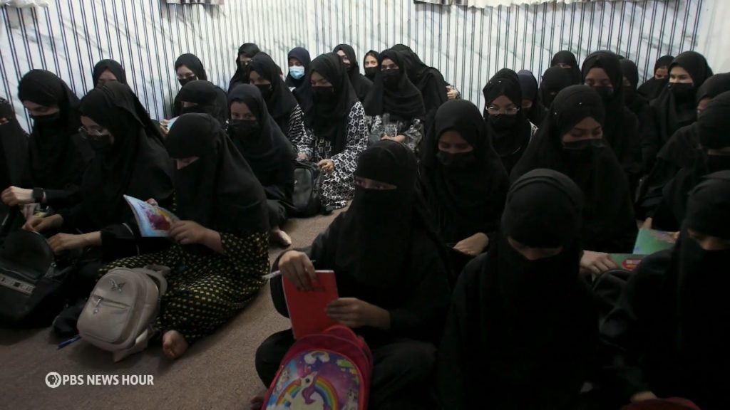 داخل المدارس السرية في أفغانستان حيث تتحدى النساء حركة طالبان لتعليم الفتيات