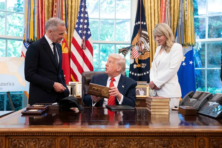 رئيس الوزراء الكندي مارك كارني إلى جانب الرئيس الأمريكي دونالد ترامب خلال لقائهما في المكتب البيضاوي بالبيت الأبيض في واشنطن، بتاريخ 6 مايو 2025. (موقع الحكومة الكندية)