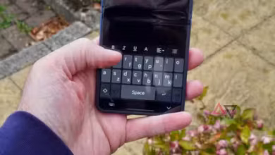 شخص يستخدم لوحة مفاتيح QWERTY Mini