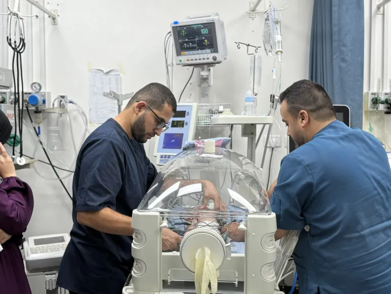 أطفال في حضانات وعلى أسرة العناية المكثفة في مستشفى أصدقاء المريض حياتهم مهددة بالخطر نتيجة وقف المولد الوحيد للمستشفى نتيجة انعدام الزيت المخصص لتشغيله