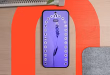 هاتف Pixel يقوم بتشغيل Comfer Launcher على المكتب.